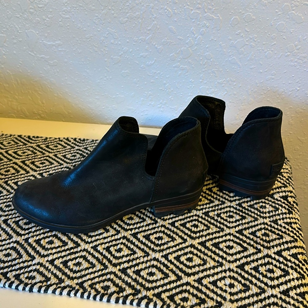 Women’s Sorel Lolla II cut out bootie black size 8